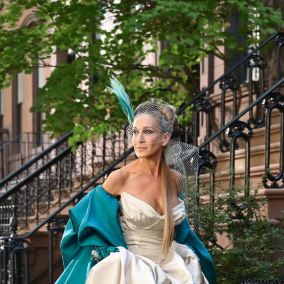 Vestido de Carrie Bradshaw reapareceu rico em detalhes turquesa em fotos de Sarah Jessica Parker em Nova York