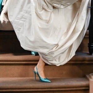 Na pele de Carrie Bradshaw em  'And Just Like That', Sarah Jessica Parker usou scarpin turquesa com vestido de noiva icônico