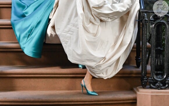 Na pele de Carrie Bradshaw em  'And Just Like That', Sarah Jessica Parker usou scarpin turquesa com vestido de noiva icônico