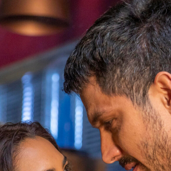 Brisa (Lucy Alves) e Oto (Romulo Estrela) se beijam no capítulo de sábado 19 de novembro de 2022 da novela 'Travessia'