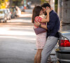Moretti (Rodrigo Lombardi) e Leonor (Vanessa Giácomo) se beijam e depois ela conta a Helô (Giovana Antonelli) a partir do capítulo de terça-feira 15 de novembro de 2022 da novela 'Travessia'