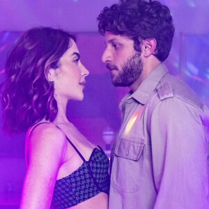 Chiara (Jade Picon) e Ari (Chay Suede) se beijam no capítulo de sexta-feira 18 de novembro de 2022 da novela 'Travessia'