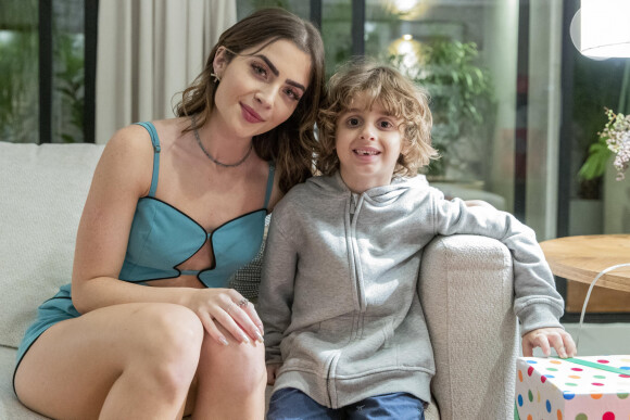 Chiara (Jade Picon) ganha de Tonho (Vicente Alvite) o brinco da mãe dele, Brisa (Lucy Alves), no capítulo de sábado, 19 de novembro de 2022 da novela 'Travessia'