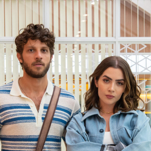 Ari (Chay Suede) fala a Chiara (Jade Picon) que quer ficar com ela, no capítulo de sábado, 19 de novembro de 2022 da novela 'Travessia'