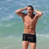 Romulo Neto mostra barriga chapada em idas às praias do Rio