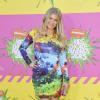 A cantora escolheu um vestido multicolorido para ir ao Kids' Choice Awards, que aconteceu no último dia 23