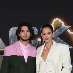 Bruna Marquezine e Xolo Maridueña estiveram juntos no evento do filme 'Adão Negro'