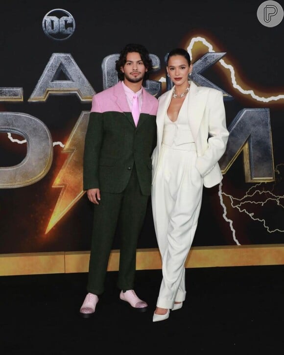 Bruna Marquezine e Xolo Maridueña estiveram juntos no evento do filme 'Adão Negro'