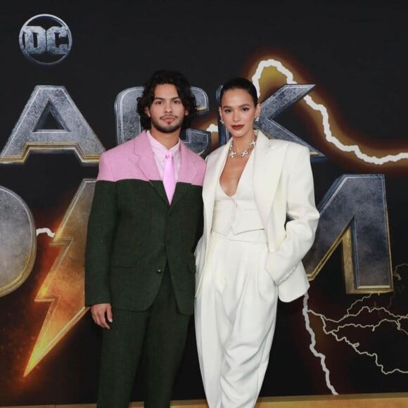 Bruna Marquezine e Xolo Maridueña estiveram juntos no evento do filme 'Adão Negro'