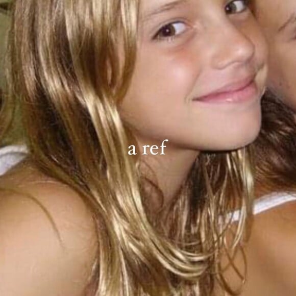 Alice Wegmann mostrou seu cabelo de infância no Instagram Stories e revelou ter se inspirado no visual para ficar loira: 'A referência'