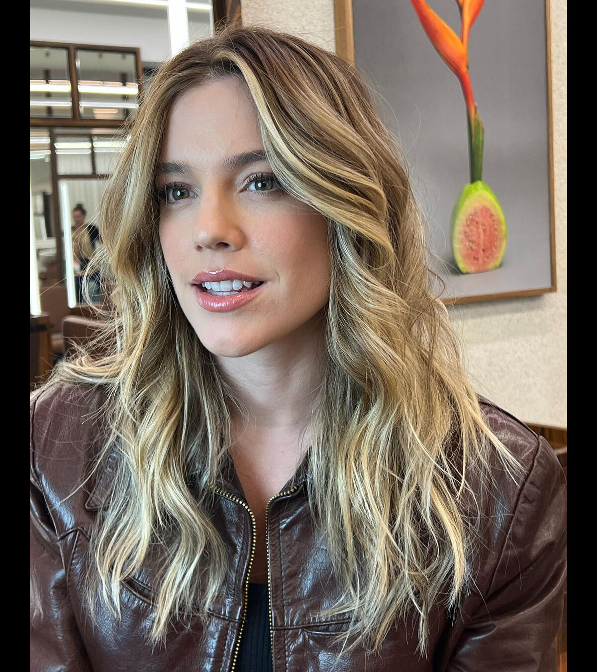 Foto: O cabelo loiro de Alice Wegmann tem mechas platinadas na frente ...