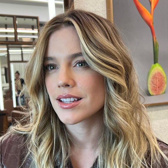 O cabelo loiro de Alice Wegmann tem mechas platinadas na frente, criando um contorno no rosto