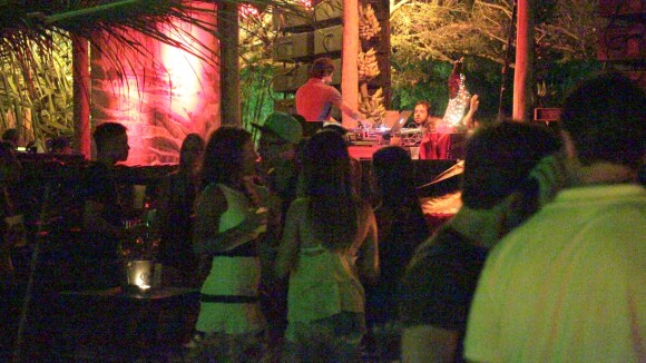 Neymar conversa ao pé do ouvido com morena em festa em Trancoso, na Bahia