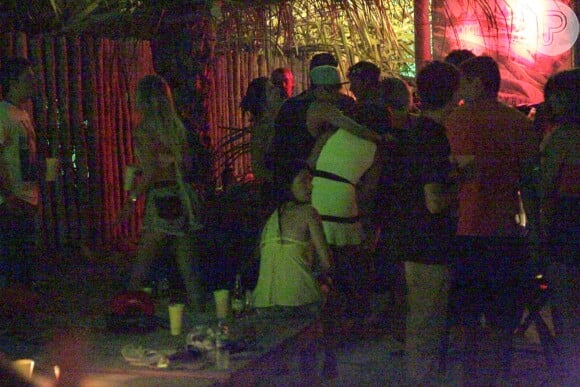 Neymar abraça morena em festa em Trancoso, na Bahia