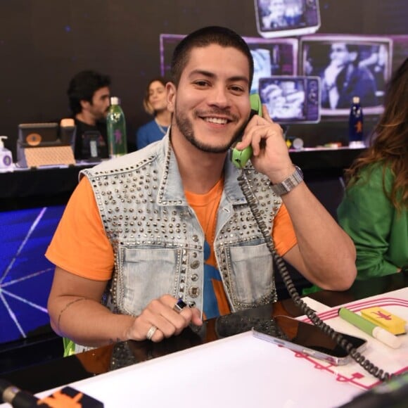 Arthur Aguiar pediu ajuda dos fãs para saber o nome da padaria que vai abrir em São Paulo