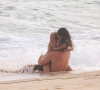 Subiu a temperatura em 'Travessia': Brisa e Oto se beijam intensamente na beira do mar