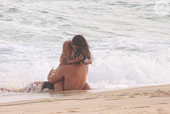 Subiu a temperatura em 'Travessia': Brisa e Oto se beijam intensamente na beira do mar