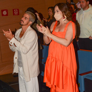 Claudia Raia aplaudiu o marido durante o show na companhia do filho, Enzo Celulari