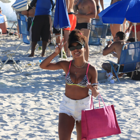 Simpática, Brunna Gonçalves acenou para paparazzo após perceber flagra