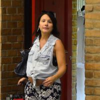 Juliana Knust exibe barrigão de 8 meses de gravidez ao passear em shopping do RJ