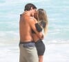 Reencontro de Isis Valverde e André Resende acontece três dias depois de ele ser flagrado aos beijos com novo affair em praia
 