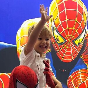 Filho de Isis Valverde e André Resende comemorou 4 anos com festa de tema Homem-Aranha