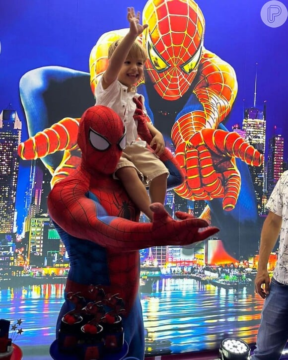 Filho de Isis Valverde e André Resende comemorou 4 anos com festa de tema Homem-Aranha