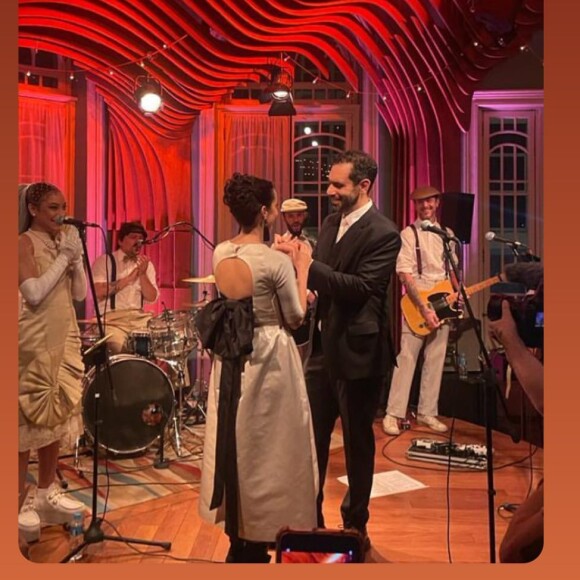O vestido de noiva de Débora Falabella roubou a cena