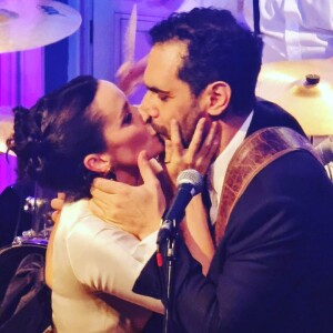Débora Falabella e Fernando Fraiha trocaram beijos apaixonados durante a cerimônia de casamento