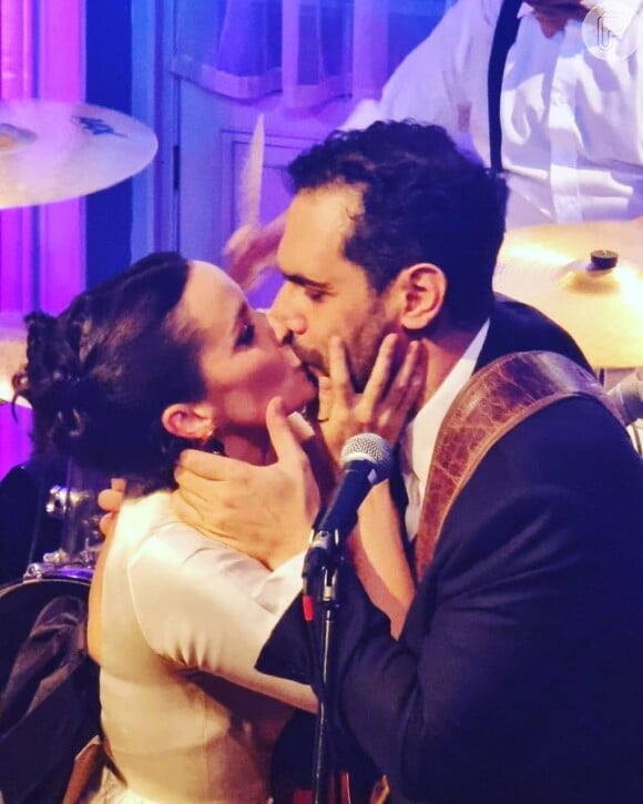 Débora Falabella e Fernando Fraiha trocaram beijos apaixonados durante a cerimônia de casamento
