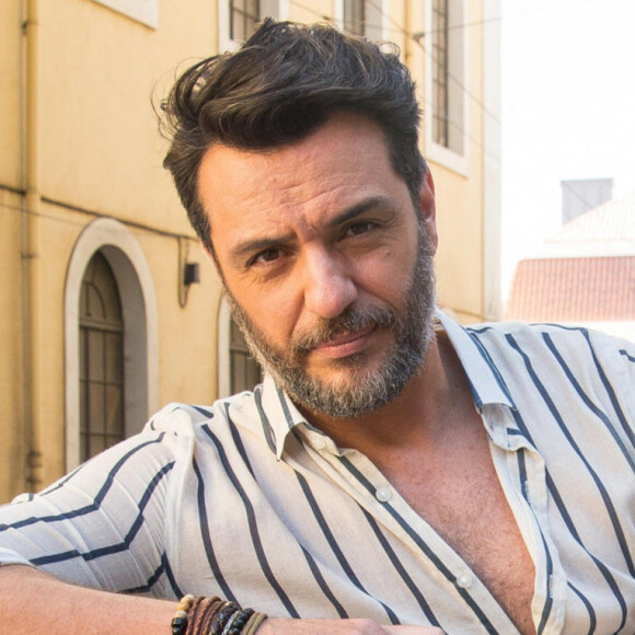 Moretti (Rodrigo Lombardi) vai perder a cabeça e avançar em Oto (Romulo Estrela) na novela 'Travessia'