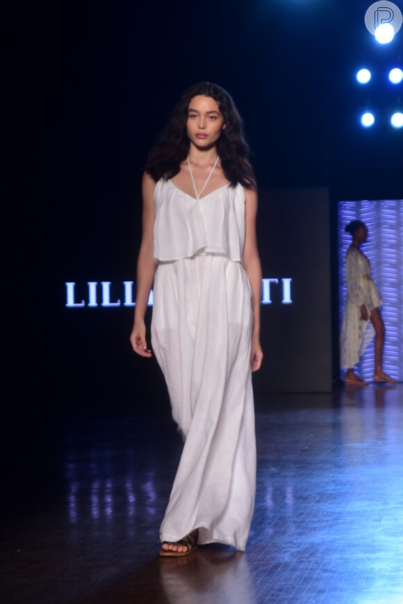 Tendência para o verão 2023, vestido branco apareceu em comprimento longo no desfile de Lilly Sarti