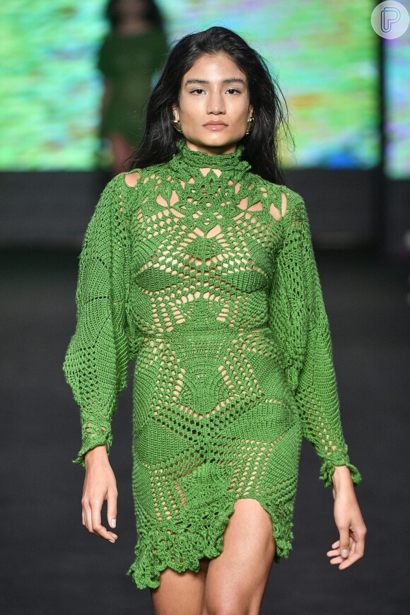 Crochê em vestido é tendência para o verão 2023: essa peça combina gola alta e apareceu na passarela da SPFW
