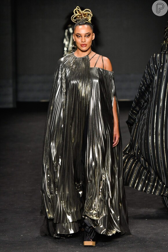 Vestido metalizado e amplo: essa peça combina duas tendências para o Verão 2023