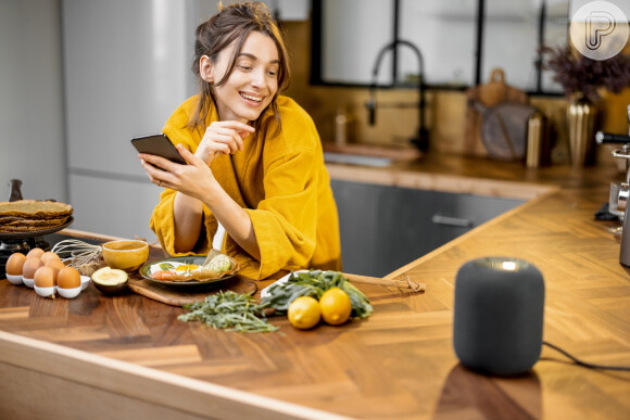 Os dispositivos de tecnologia também podem dar aquela ajuda na hora de cozinhar