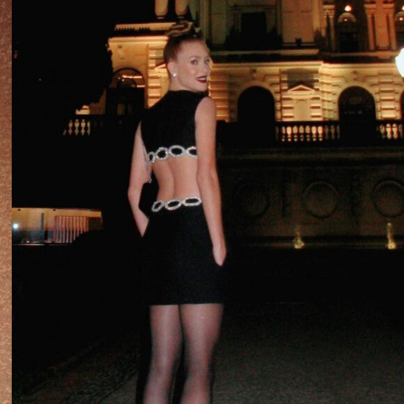 Marina Ruy Barbosa escolheu vestido da Valentino com recorte na cintura