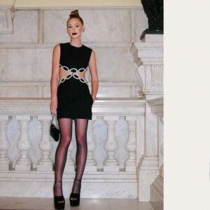 O vestido preto usado por Marina Ruy Barbosa é Embroided Crepe Couture