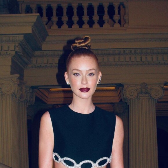 Marina Ruy Barbosa combinou preto à trend cut out em look para lançamento no Instituto Cultural JSafra