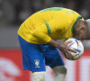 Neymar reclamou das dores no meio da partida e chegou a ser atendido