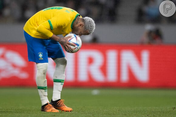 Neymar reclamou das dores no meio da partida e chegou a ser atendido