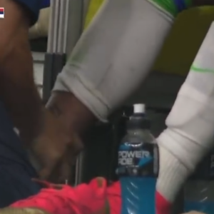 Neymar se sentou no banco de reservas e recebeu uma compressa de gelo no tornozelo