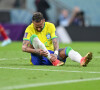 Neymar deixou o campo no segundo tempo por conta de dores no tornozelo direito