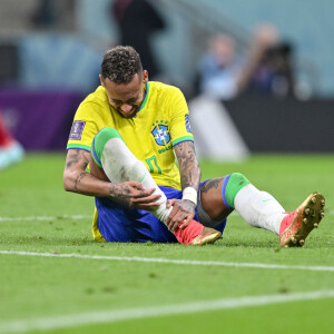 Neymar deixou o campo no segundo tempo por conta de dores no tornozelo direito