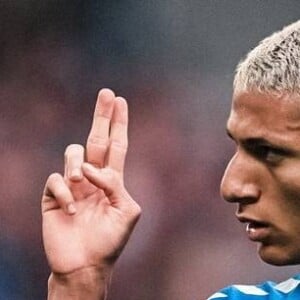 Richarlison tem no pescoço uma frase da música que torcedores fizeram para ele