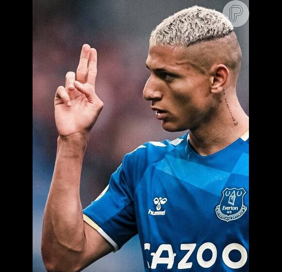 Richarlison tem no pescoço uma frase da música que torcedores fizeram para ele