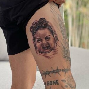 Biel tatuou o rosto da filha em sua perna