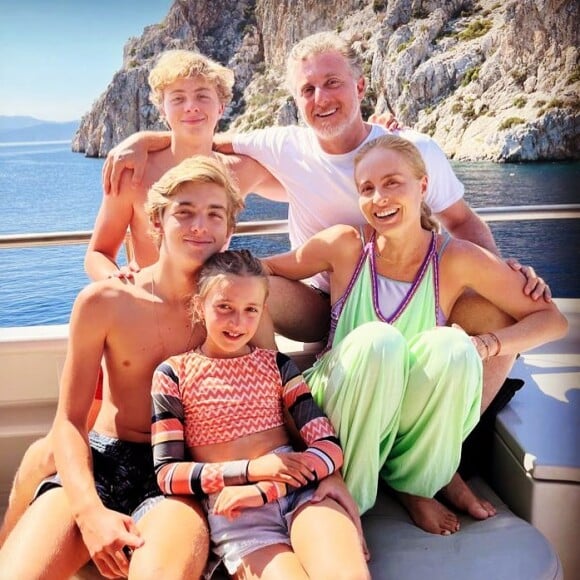 Angélica e Luciano Huck com os filhos em passeio de barco