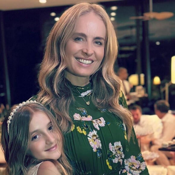 Angélica e Eva em cerimônia familiar