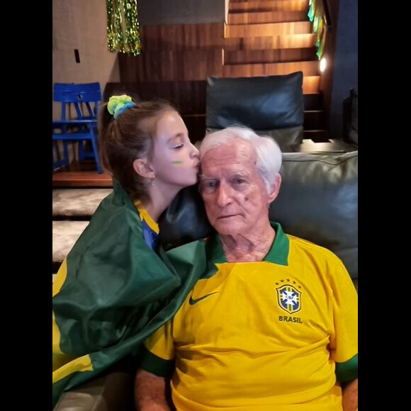 Eva com o avô, Francisco Ksyvicks, pai da apresentadora Angélica