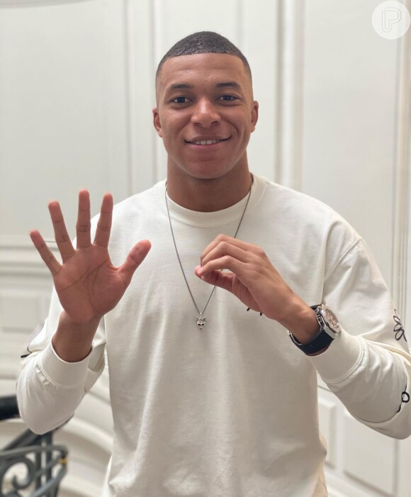 Mbappé 'quebra silêncio', diz que pagará multa à Federação da